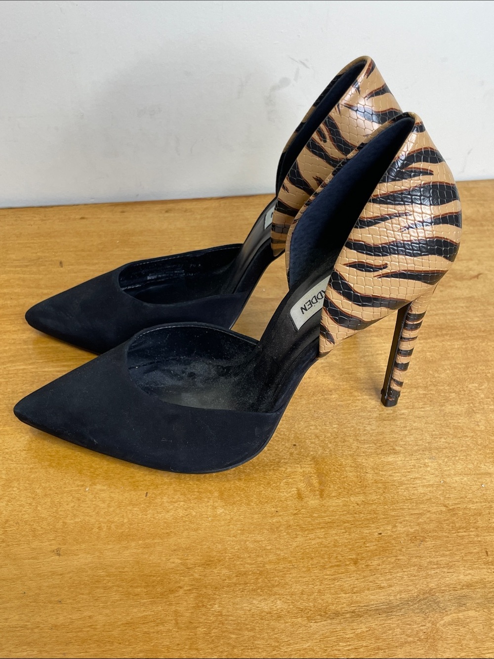 Steve Madden Black Pointed Pumps with Tiger-Print Heel. Size 7.5 - Picture 7 of 10